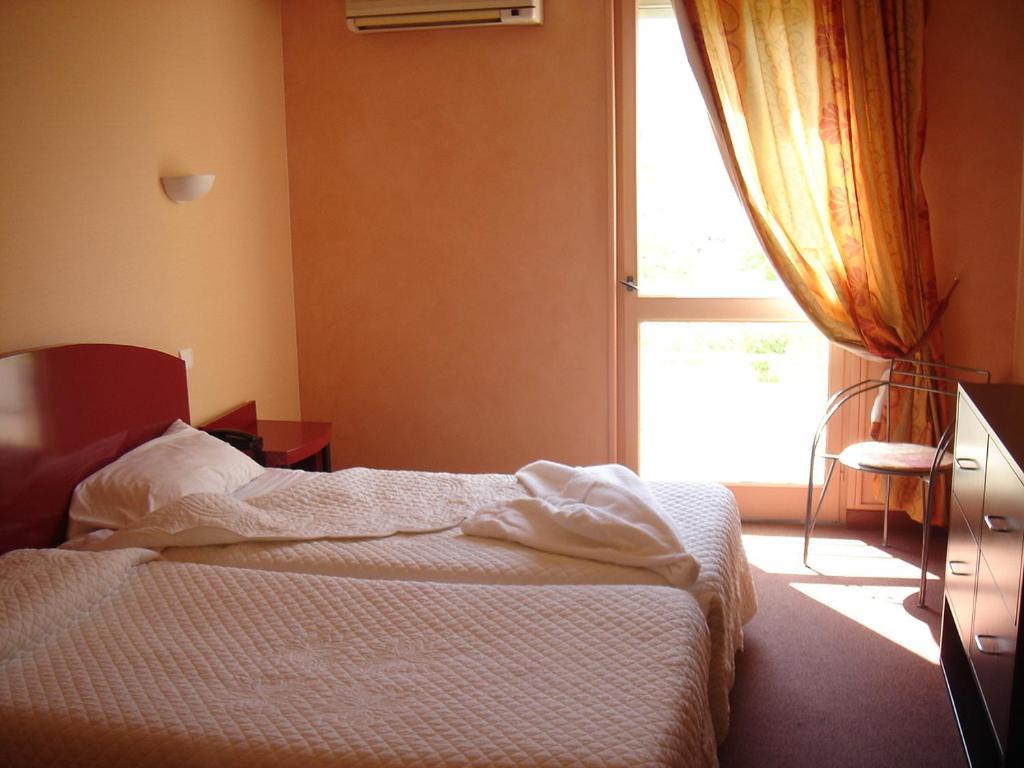 Hotel L'Esplan Saint-Paul-Trois-Châteaux Zimmer foto